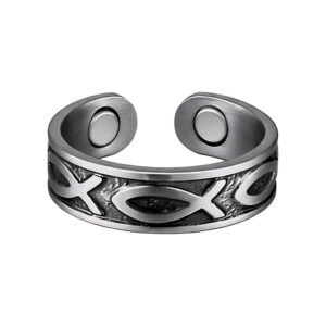 Une bague anti-ronflement gravée grise et noire avec des aimants à l'intérieur, sur un fond blanc uni.